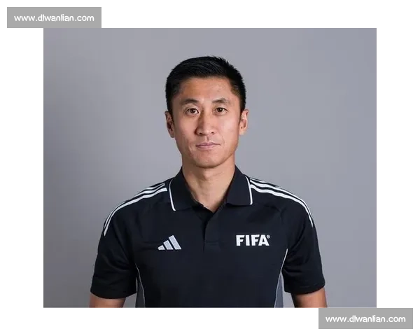 马宁世俱杯晒照执法引热议 硬刚弗拉门戈教练组成焦点 马宁世俱杯晒照执法引热议 硬刚弗拉门戈教练组成焦点