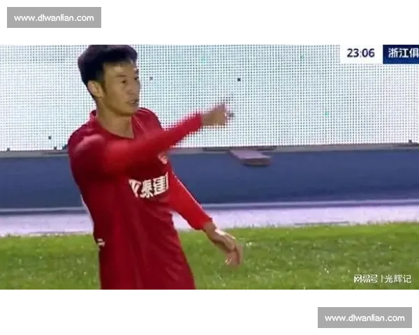 两分钟噩梦！彭欣力染红引争议，泰山官方辟谣场边 “电话门”