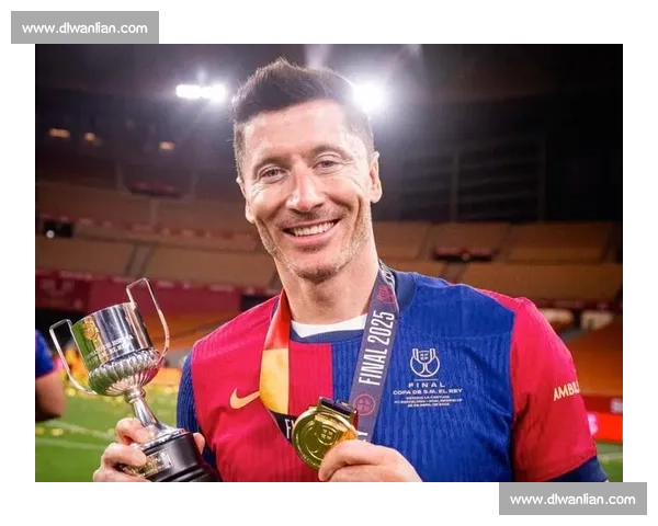 莱万创巴萨生涯收入新高！税后 1600 万欧元 + 双冠奖金成巅峰赛季